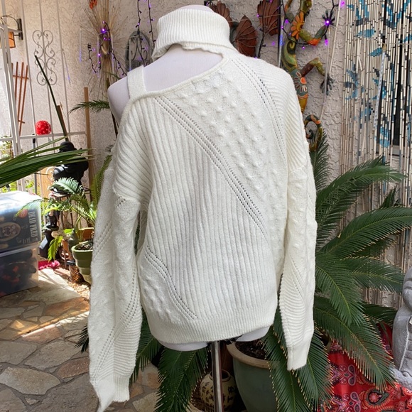 🔘▪️🔘FIRM🔘▪️🔘H&M OFF WHITE CUT OUT TURTLE NECK SWEATER🔘▪️🔘 - Picture 2 of 2